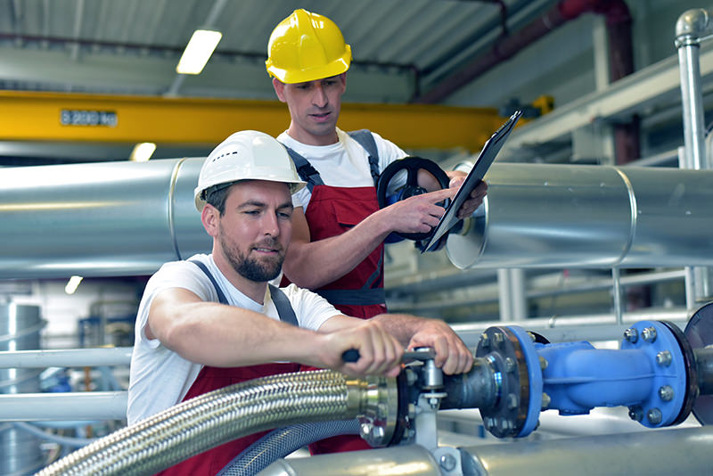 industrieservice-olesch_montage_800 Industrieservice Olesch Aldenhoven: 2 Männer montieren ein Rohr