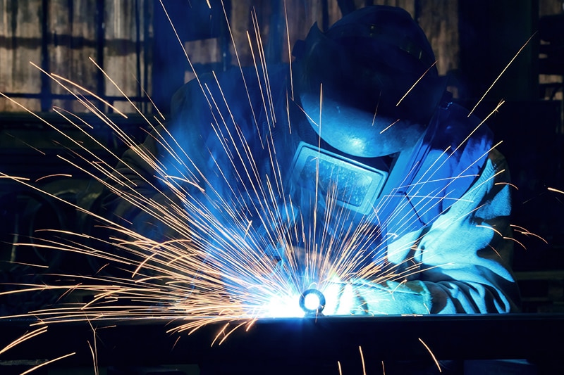 industrieservice-olesch_schweissen_800 Industrieservice Olesch Aldenhoven: Mann im Schutzanzug schweißt